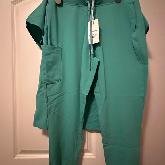 Mandala surgical green scrub set - Picture 3 of 3
